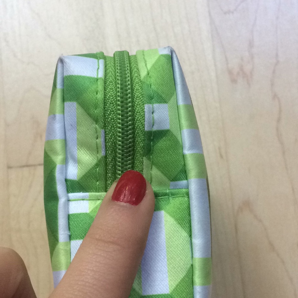 Clinique Small Pouch - Picture 7 of 8